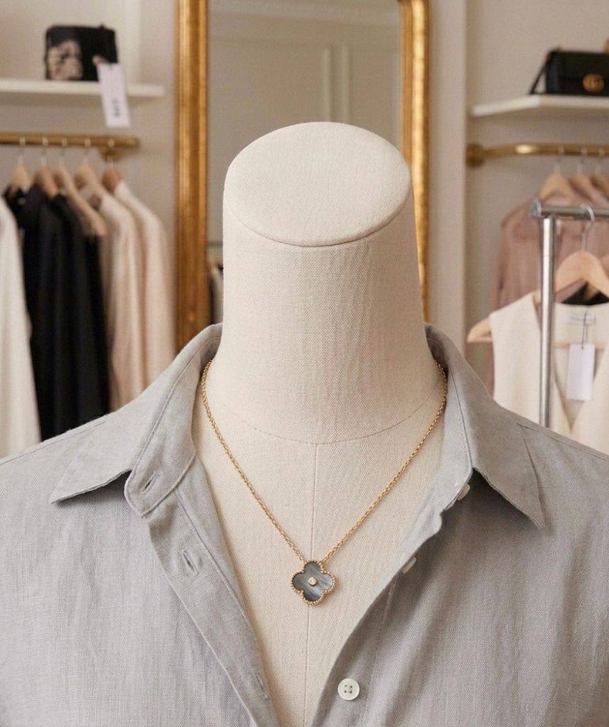 Van Cleef & Arpels 🖤
* Alhambra 1 Motif Limited Edition  Necklace ⬆️
* ⁠↗️ *Super Master Quality ®️*
For Price 👇 WTSP Text Zain 0568585901

Zain106
♥️♥️♥️