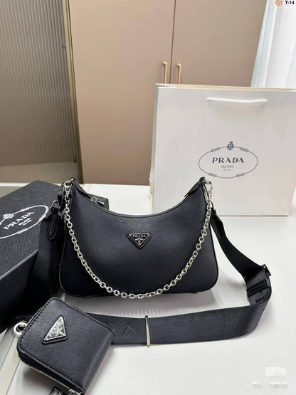 💞 Prada 2 in 1
1️⃣ First quality ＋🎁
Size : 22.5 * 18 * 6 cm
90 dhs🪙🌨️

with box🎁

Zain115
♥️♥️♥️