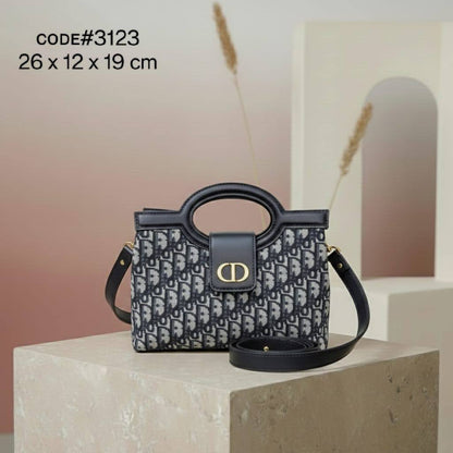 CHRISTIAN DIOR
ᴊᴏʟɪᴇ ᴛᴏᴘ ʜᴀɴᴅʟᴇ
ᴡɪᴛʜ ʟᴏɴɢ ʙᴇʟᴛ sᴛʀᴀᴘ
ɢᴏʟᴅ ʜᴀʀᴅᴡᴀʀᴇ
sɪᴢᴇ : 26 cm

75 dhs💓

Zain31
♥️♥️♥️