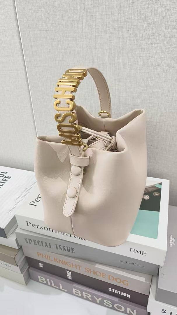 Moschino
100 dhs🇦🇪🇦🇪
size  19cm
High quality

Zain26
♥️♥️♥️