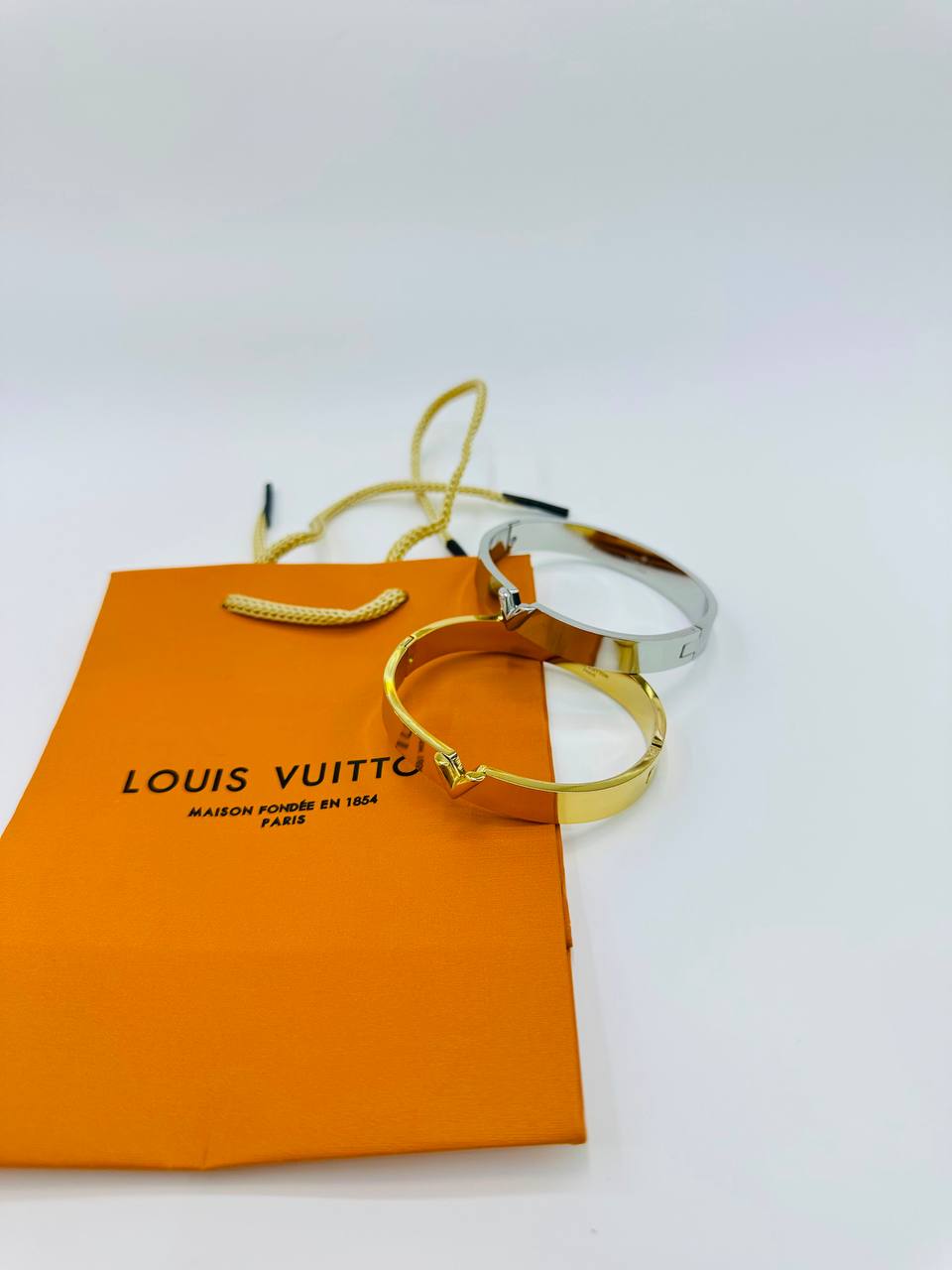 *Stainless steel 🦋*
Bangle 💯
Non tarnish 💯
With paper bag 🛍️
20 dhs🇦🇪🇦🇪

Zain216
♥️♥️♥️