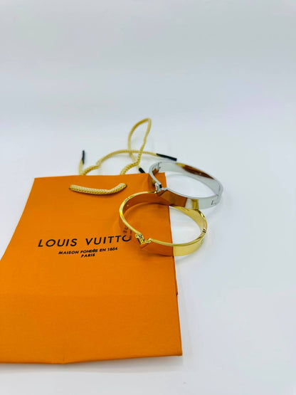 *Stainless steel 🦋*
Bangle 💯
Non tarnish 💯
With paper bag 🛍️
20 dhs🇦🇪🇦🇪

Zain216
♥️♥️♥️