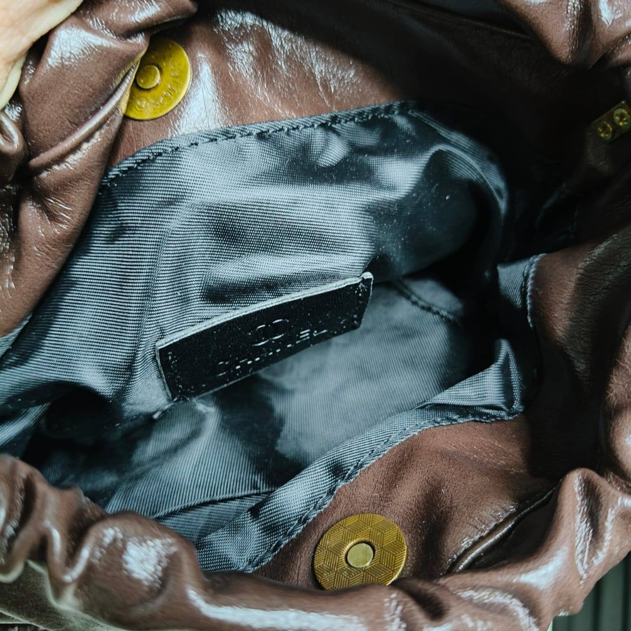Chanel 22 ᴍɪɴɪ ʜᴀɴᴅ
ʙᴜᴄᴋᴇᴛ sʜᴏᴜʟᴅᴇʀ ᴄʀᴏssʙᴀɢ
ɢʟᴏssʏ ʟᴇᴀᴛʜᴇʀ ᴍᴀᴛᴇʀɪᴀʟ
ᴛᴡɪsᴛ ʟᴏᴄᴋ ᴡ/ ʟᴏɴɢ ᴄʜᴀɪɴ sᴛʀᴀᴘ
sɪᴢᴇ: 22 ᴄm

70 dhs🪙🌨️

Zain31
♥️♥️♥️