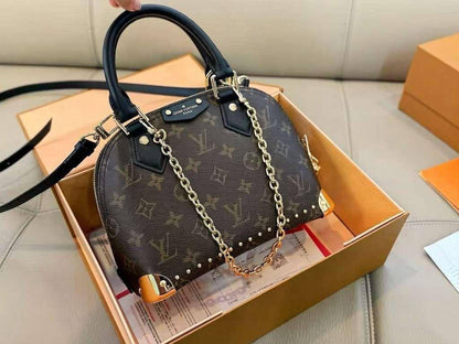 LV
COPY ONE 
 WITH BOX 
190 dhs✅

Zain39
♥️♥️♥️