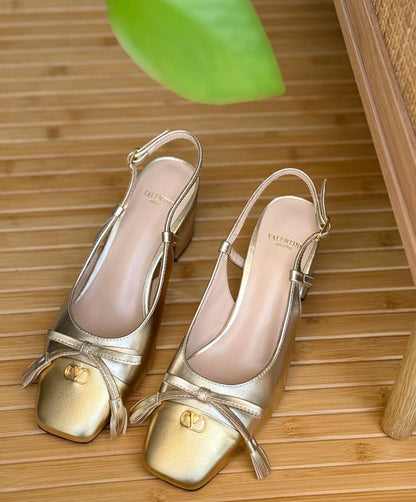 Valentino
✨ 𝐍𝐞𝐰 𝐂𝐨𝐥𝐥𝐞𝐜𝐭𝐢𝐨𝐧
✨ 𝐒𝐮𝐩𝐞𝐫 𝐌𝐚𝐬𝐭𝐞𝐫 𝐐𝐮𝐚𝐥𝐢𝐭𝐲
✨ 𝐀𝐯𝐚𝐢𝐥𝐚𝐛𝐥𝐞 𝐍𝐨𝐰
✨ 𝐒𝐢𝐳𝐞𝐬: 𝟑𝟔 — 𝟒𝟏
460 dhs✅

Zain178
♥️♥️♥️