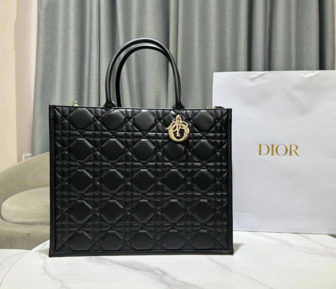 DIOR 
GOOD QUALITY
  BIG SIZE 
100 dhs✅
41CM

Zain39
♥️♥️♥️