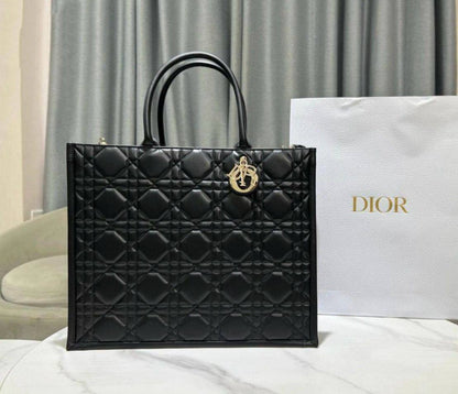 DIOR 
GOOD QUALITY
  BIG SIZE 
100 dhs✅
41CM

Zain39
♥️♥️♥️