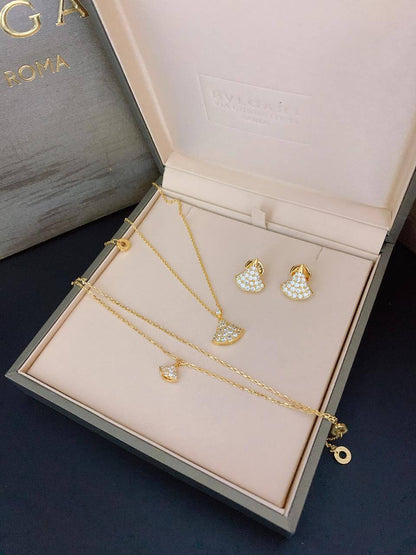 SET BVLGARI 
NECKLACE 
BRACELET 
EARRINGS

130 dhs🪙🌨️

Normal Box
🎁🎁🎁

Zain89
♥️♥️♥️