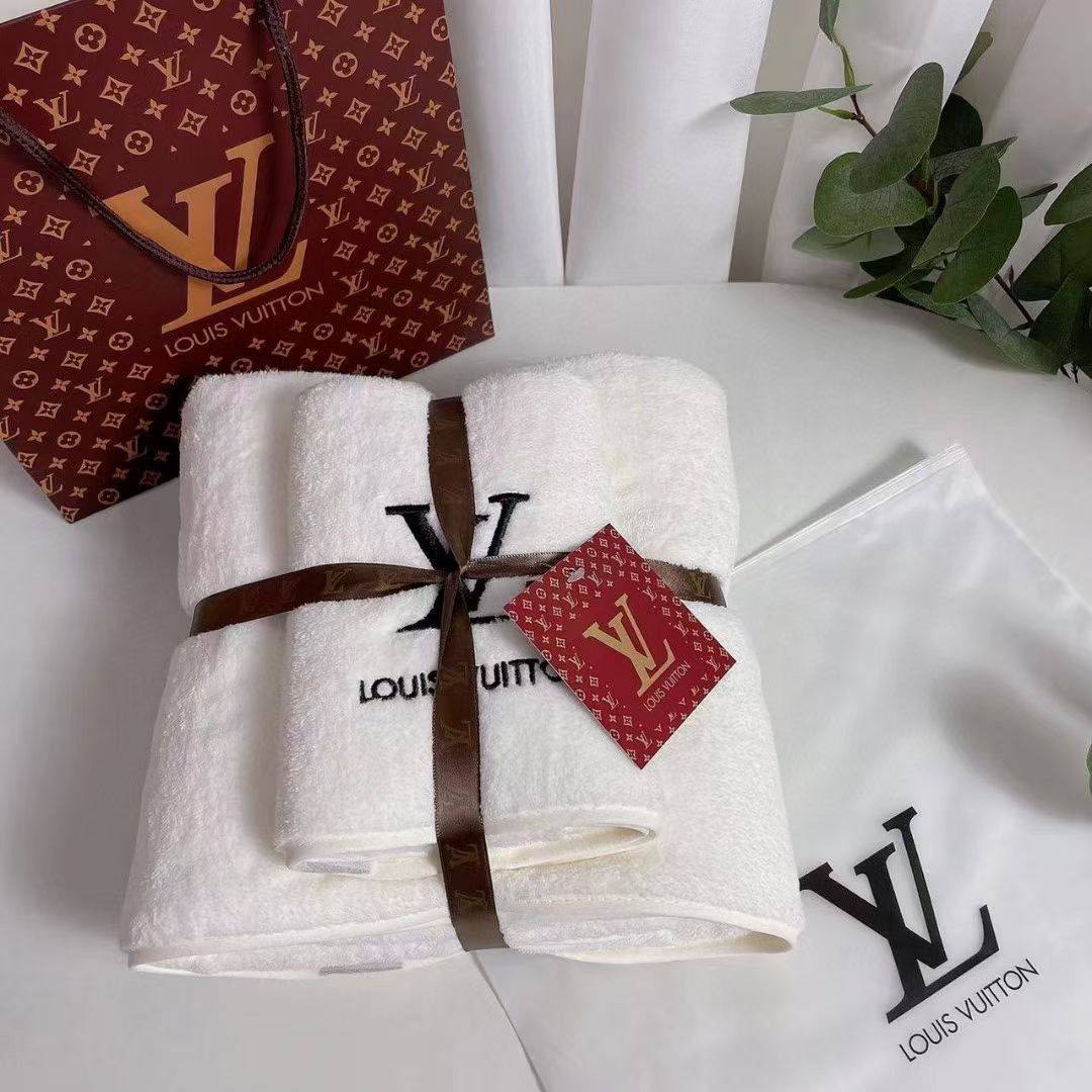 Brand 
Towels  
Good quality 
2 set
With paper 💼 
45 dhs🪙💕

Zain99
♥️♥️♥️