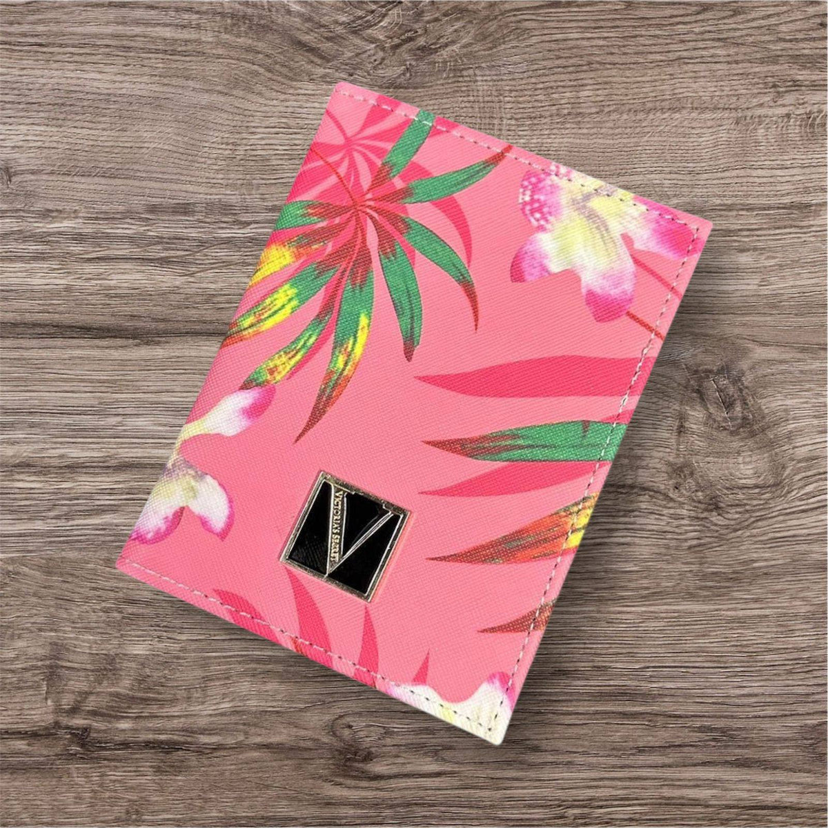Victoria's Secret 

Passport holder 

new came 

20 dhs🇦🇪🇦🇪

Zain39
♥️♥️♥️