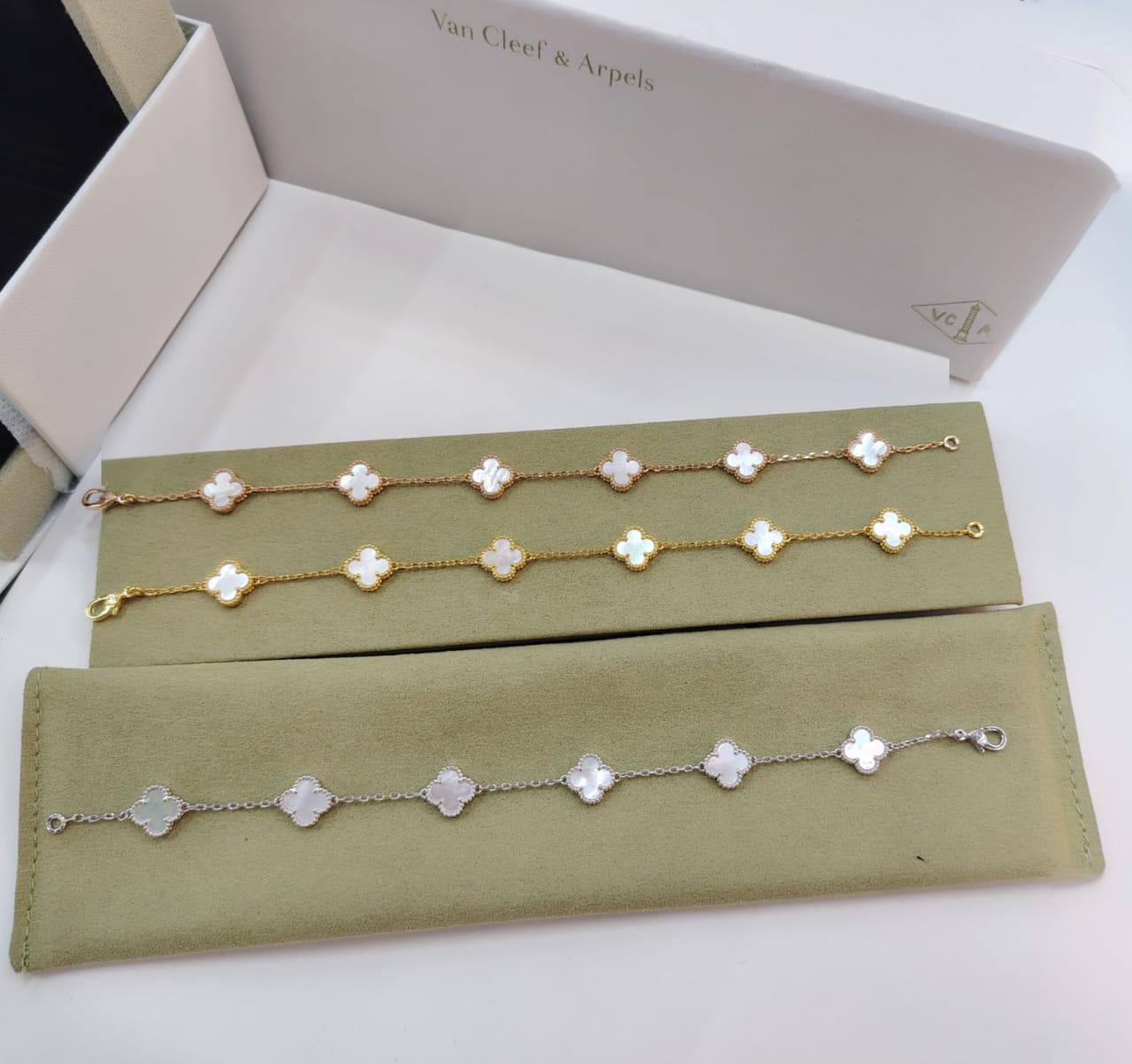 VCA ❤️‍🔥*
Mini bracelet 🦋
6 flower 🌹 
Master quality 💯
With normal boxes 📦 
50 dhs❣️
With master box 🗃️ 
90 dhs❣️

Zain216
♥️♥️♥️