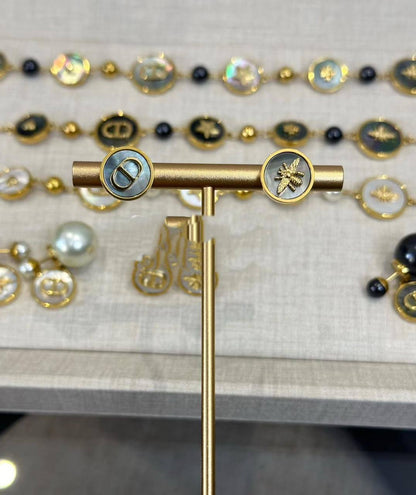 DIOR SET ❤️‍🔥*
Necklace 🦋
Earring✨
Bracelet ❣️
Master quality 💯
With normal boxes 📦 
165 dhs❣️
With master box 🗃️ 
180 dhs❣️

Zain216
♥️♥️♥️