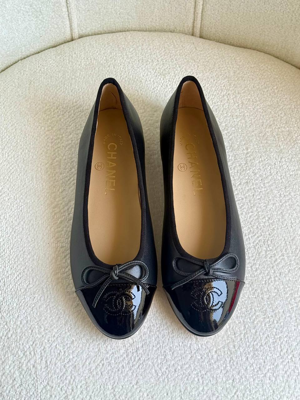 Chanel
Super *AAA* *+* Quality 💯 
With original packing🎁🎁
SIZE:36and42
Available now
450 dhs💓

Zain309
♥️♥️♥️