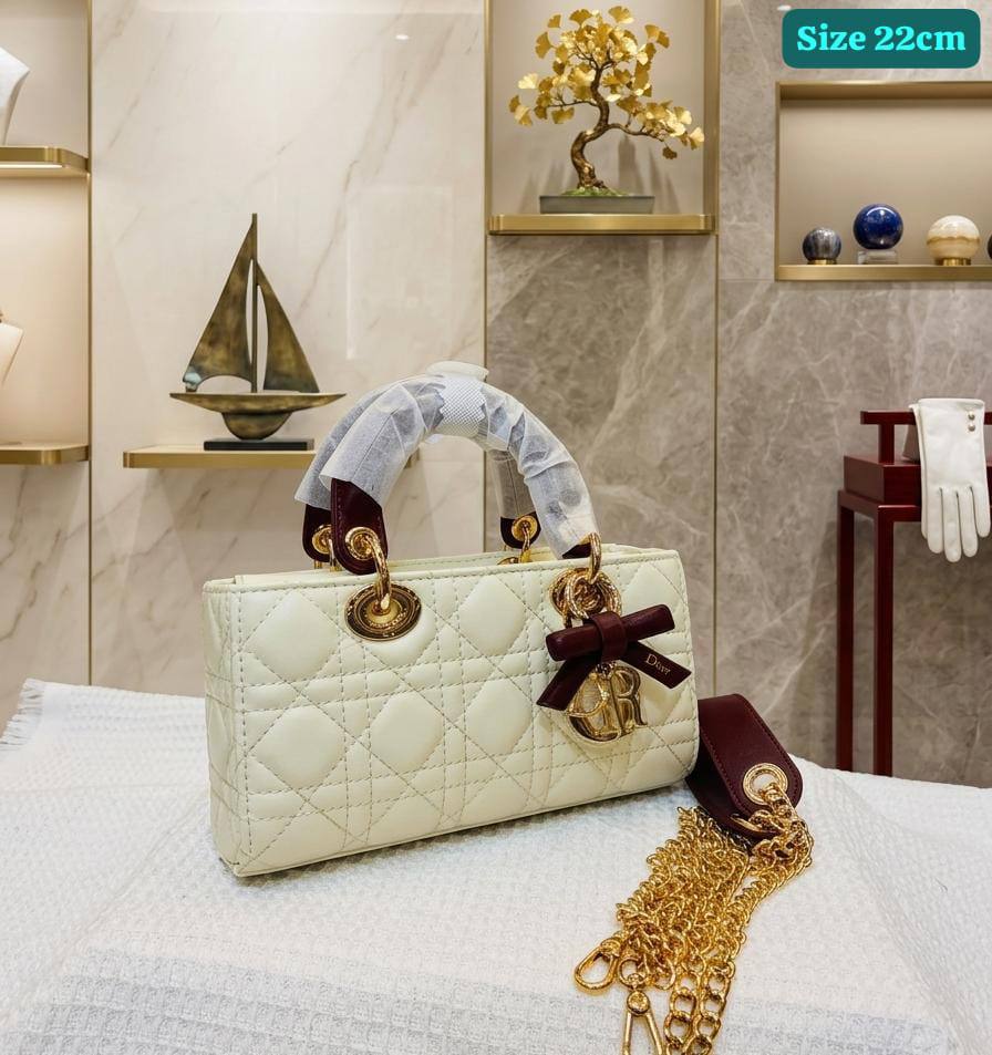 Dior
Good quality
 with box 
🎁🎁🎁

150 dhs✅

Zain186
♥️♥️♥️