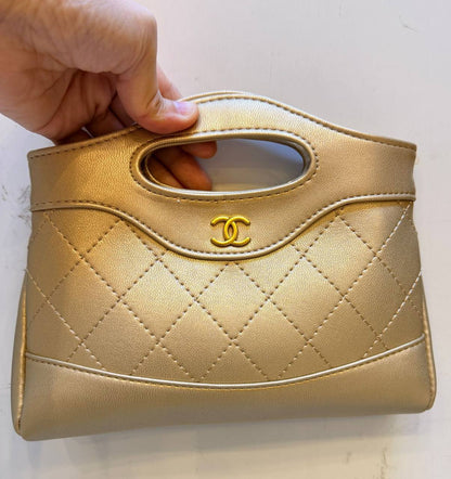 Chanel 
good quality, 
comes with box, 🎁🎁🎁
size... 21*15 cm
100 dhs✅

Zain12
♥️♥️♥️