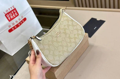 Coach
good quality, comes 

with box, 
🎁🎁🎁

size... 24* 14 cm 
95 dhs❣️

Zain12
♥️♥️♥️