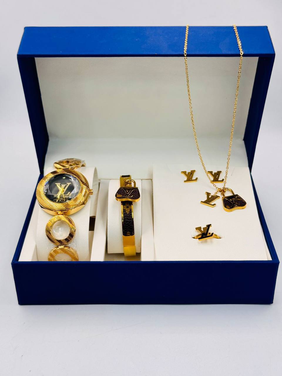 Ladies watch 
set with box 🎁

90 dhs💓

Zain08
♥️♥️♥️