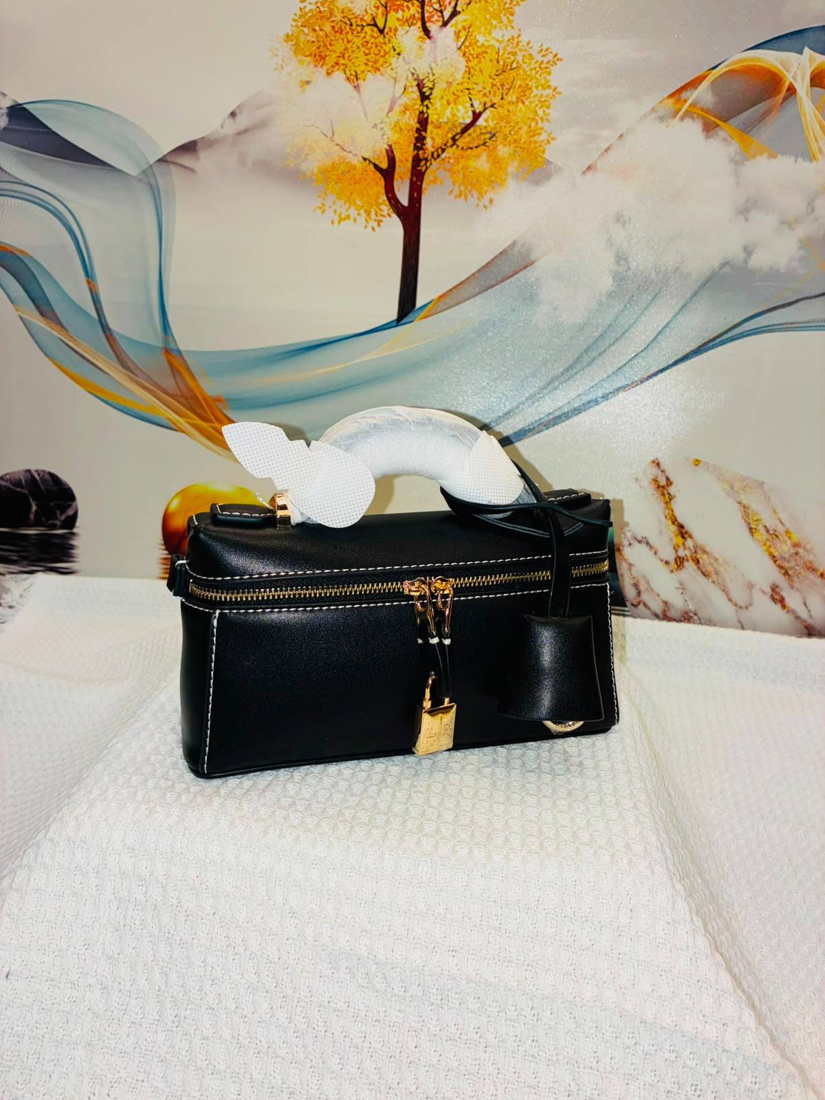 LORO PIANA

Best quality 
with box
100 dhs🇦🇪🇦🇪

size 19CM

Zain290
♥️♥️♥️
