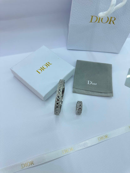 Dior 
Bangle 🔥
Ring 💍 available size👇
6,7,8,9
good quality 💯
With brand boxes 🗃️ 
And paper bag 🛍️
50 dhs✅

With master box 📦 
And paper bag 🛍️
70 dhs✅

Zain216
♥️♥️♥️