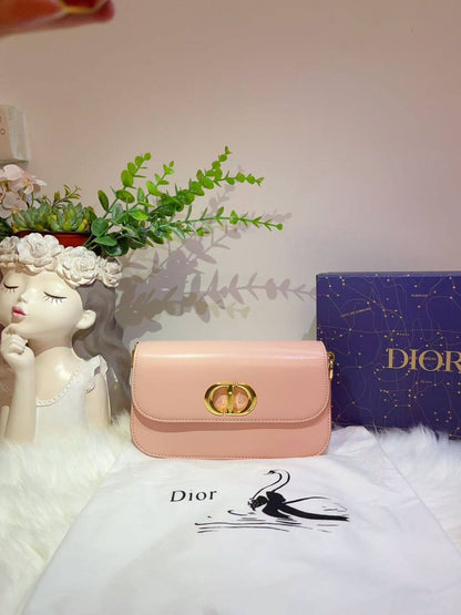 Dior

best quality 
with box

95 dhs🇦🇪🇦🇪
size23CM

Zain290
♥️♥️♥️