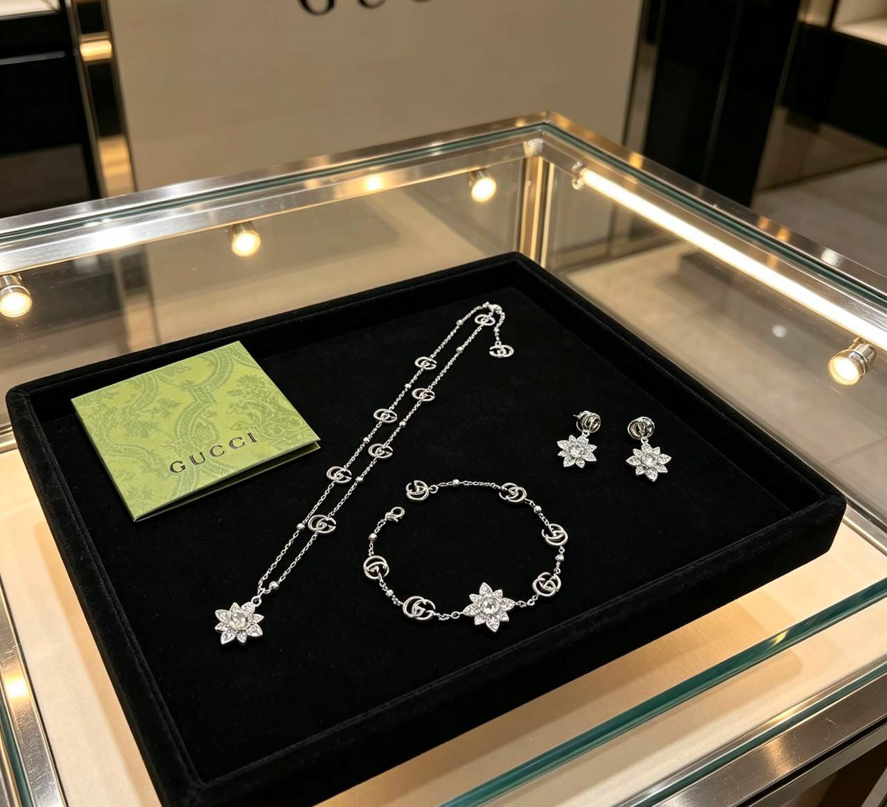 Gucci😍
Necklace ❤️‍🔥
Earring 🍁
Bracelet ✨
Master quality 💯

With normal boxes 🗃️ 

And paper bag 🛍️
130 dhs🇦🇪🇦🇪🇦🇪

With master box 📦 
140 dhs🇦🇪🇦🇪🇦🇪
Zain216
♥️♥️♥️