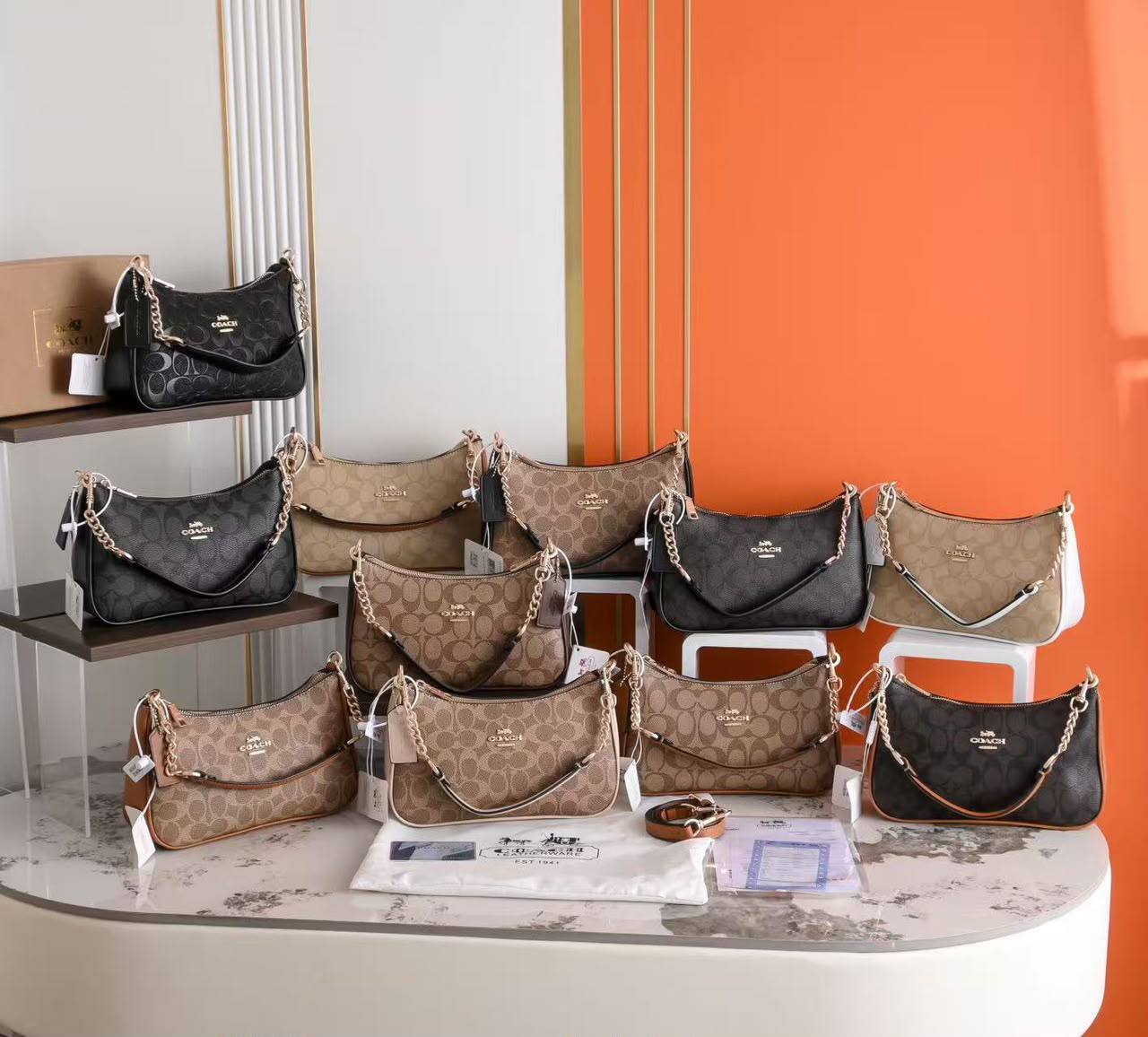 Coach
90 Dhs✅
With box
size 24×7×14cm

Zain42
♥️♥️♥️