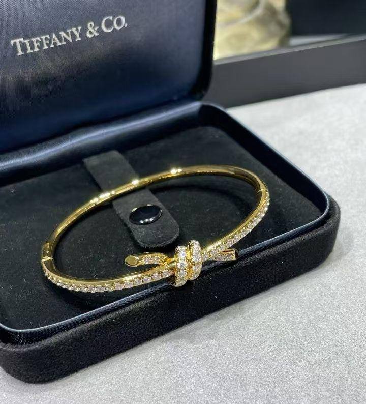 Tiffany Bangle* ⚡️
Master quality 

*55* AED normal box 📦

Zain48
♥️♥️♥️