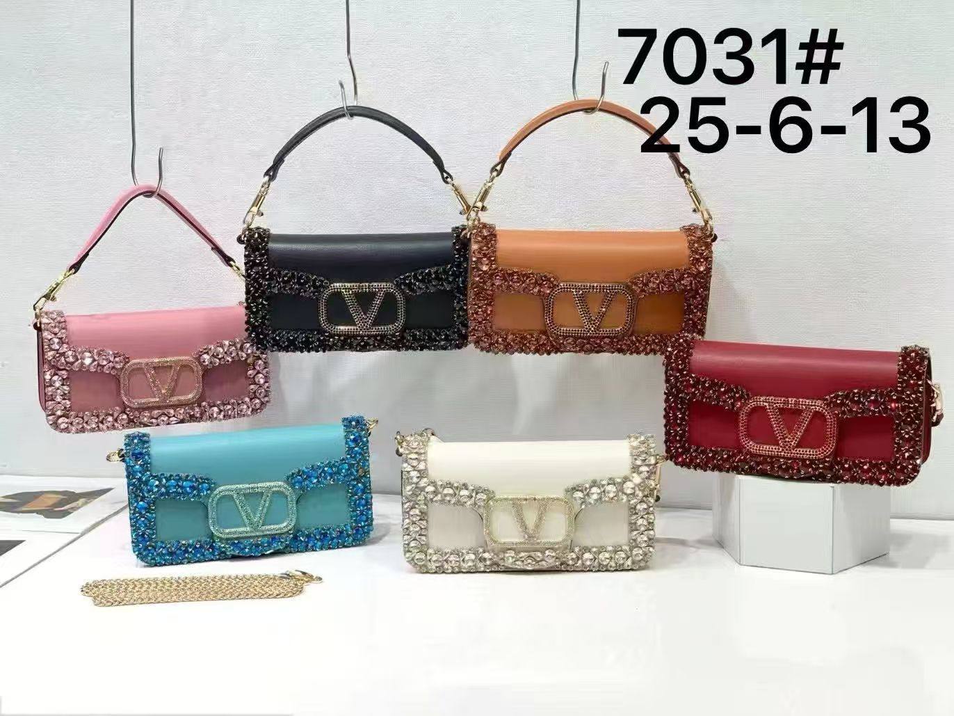VALENTINO
 COPY ONE NEW CAME 

WITH BOX 
🎁🎁🎁

190 dhs❣️
Size:25cm

Zain39
♥️♥️♥️