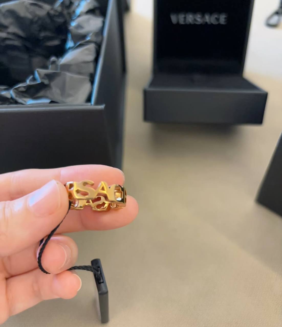 VERSACE 🔥*
Ring 💍 
Available size 6,7,8,9🐦‍🔥
Master quality 💯
With normal boxes 🗃️ 
55 dhs💓

Zain216
♥️♥️♥️