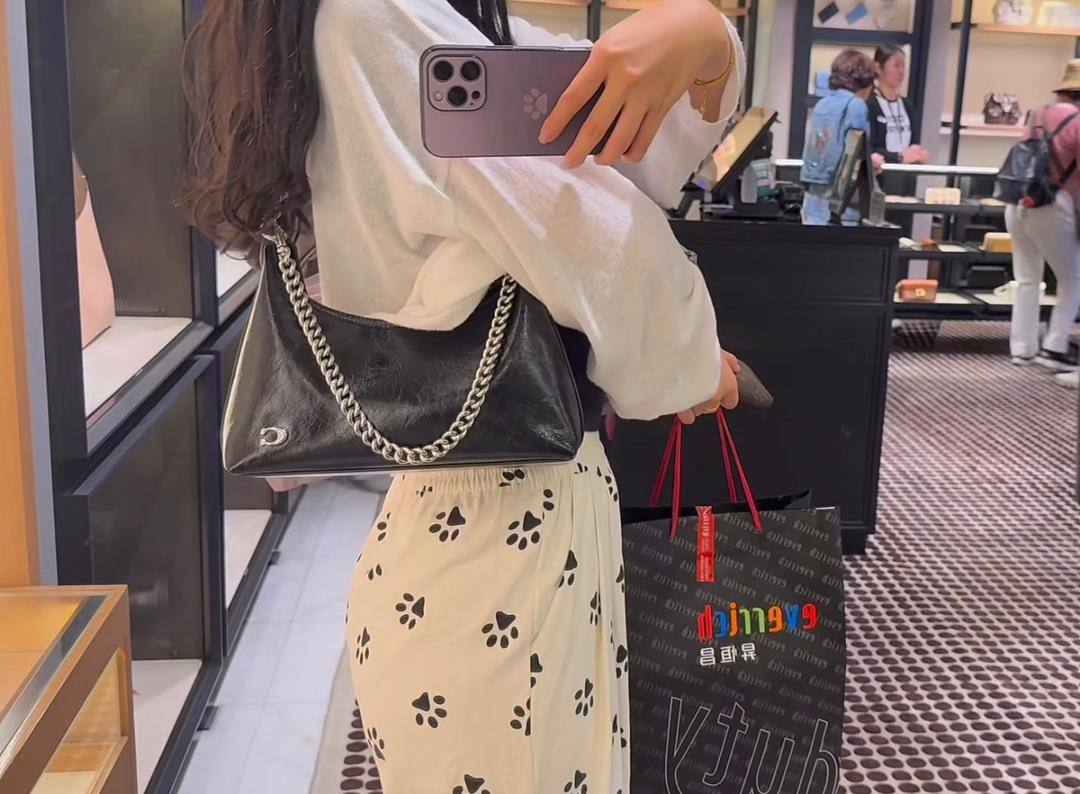 Coach
95 dhs🪙🌨️

SIZE：25cm

Good quality 

with box
🎁🎁🎁

Zain35
♥️♥️♥️