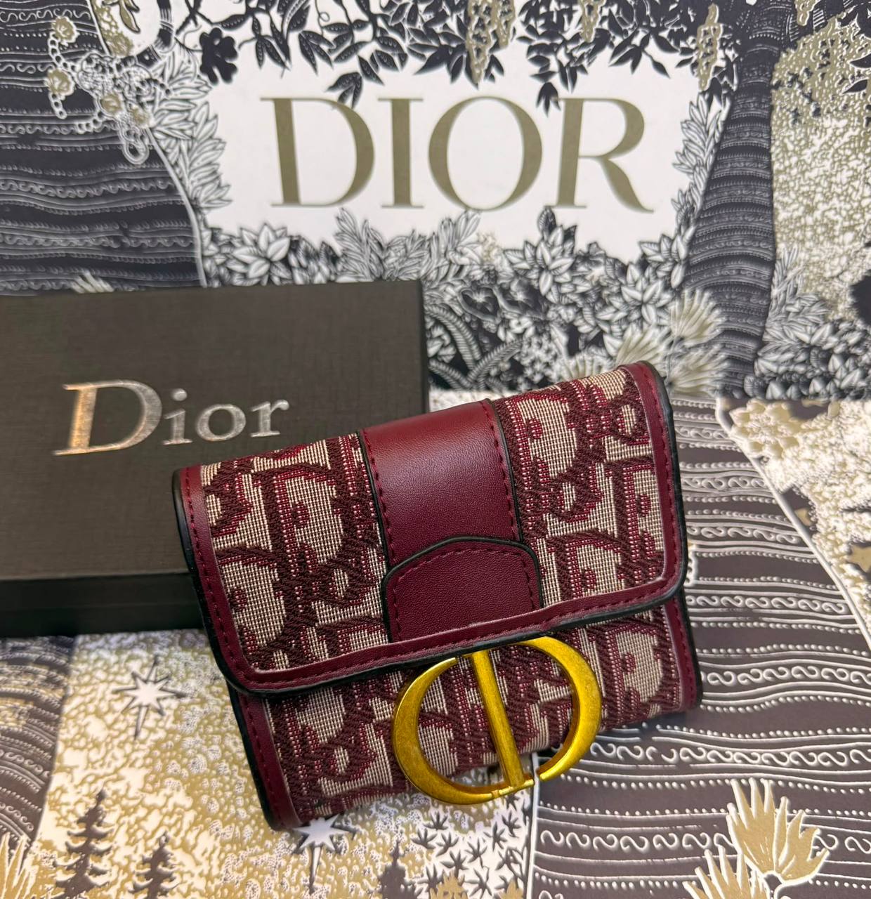 Dior Wallet
With box 
20 dhs✅

Zain93
♥️♥️♥️