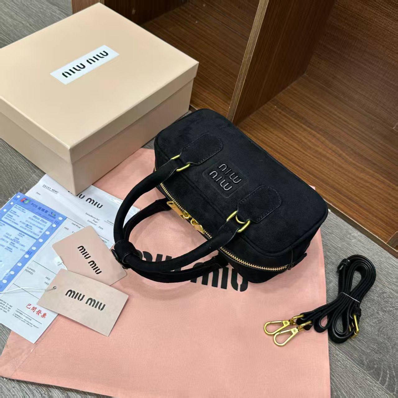 Miu Miu

with box
🎁🎁🎁

95 dhs❣️

Zain143
♥️♥️♥️