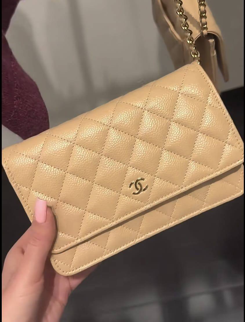 Chanel 
90 dhs💛
with box
size 20×5×14cm

Zain42
♥️♥️♥️