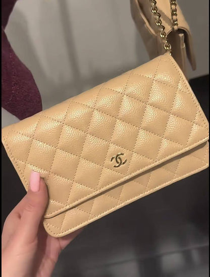 Chanel 
90 dhs💛
with box
size 20×5×14cm

Zain42
♥️♥️♥️