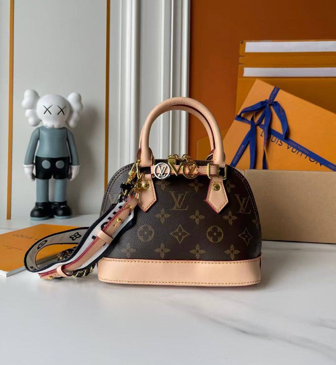 LV L001
 COPY ONE NEW CAME 

WITH BOX 🎁🎁🎁

245 dhs✅

Zain39
♥️♥️♥️