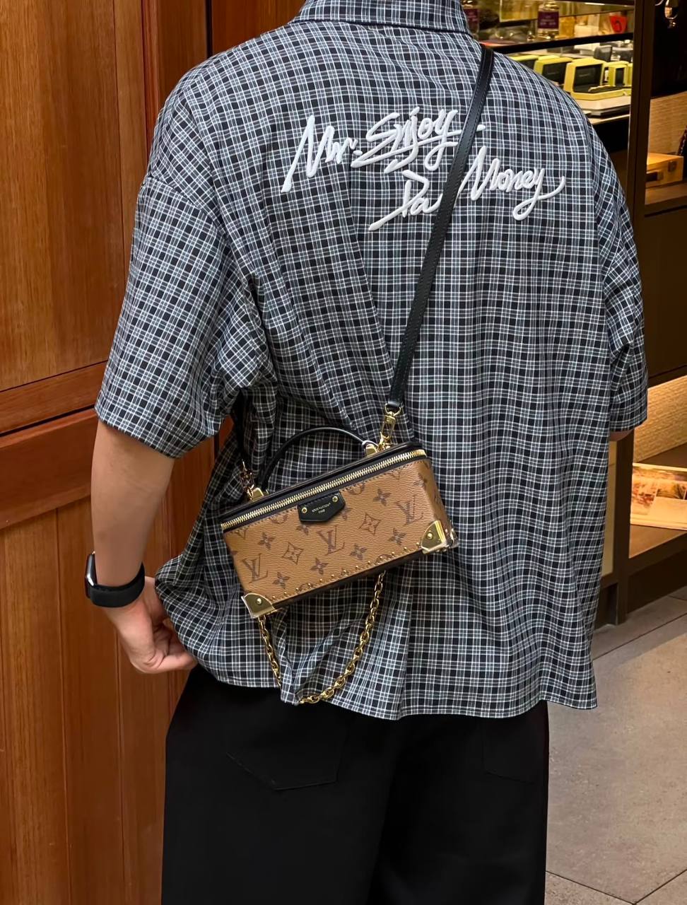 LV 
COPY ONE NEW CAME WITH BOX 
210 dhs🇦🇪🇦🇪

Zain295
♥️♥️♥️