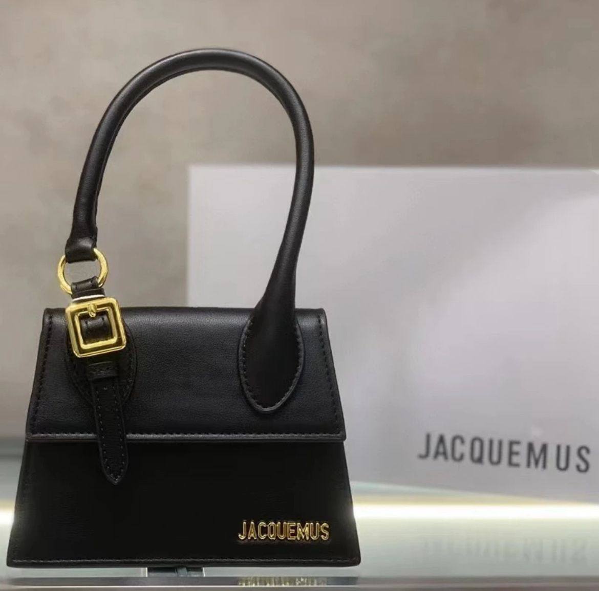 Jacquemus - LV
90 dhs🪙💕

Good quality 

with box
🎁🎁🎁

Zain35
♥️♥️♥️