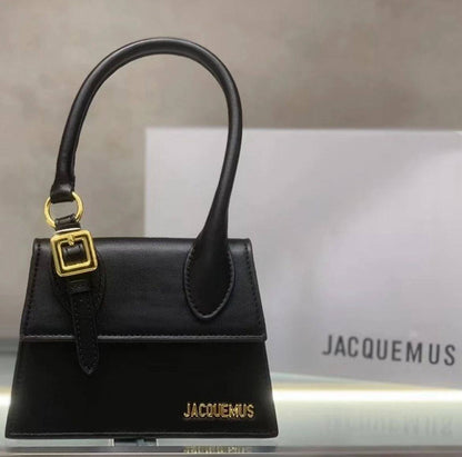 Jacquemus - LV
90 dhs🪙💕

Good quality 

with box
🎁🎁🎁

Zain35
♥️♥️♥️