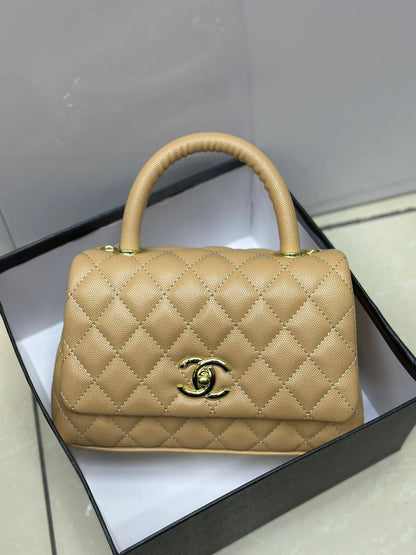Chanel

Good quality 

Size:22*cm
90 dhs🇦🇪🇦🇪🇦🇪

With box 📦🔥🔥

Zain70
♥️♥️♥️