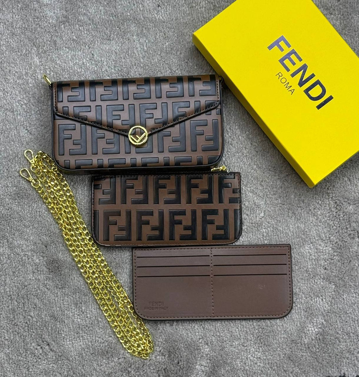 FENDI
Size :   33*27cm
100 dhs🪙💚

Zain04
♥️♥️♥️♥️