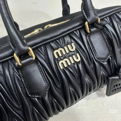 NEW🌸MIUMIU🌸
SUPER MASTER QUALITY🫶
WITH FULL PACKAGING🎁
SIZE::✨27CM✨
1450 dhs🪙💚

Zain255
♥️♥️♥️