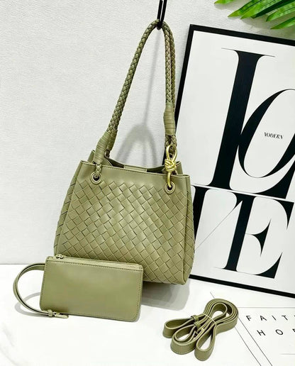 BOTTEGA NEW CAME HIGH QUALITY WITH BOX 
150 dhs✅

Zain295
♥️♥️♥️
