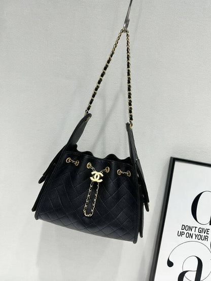 CHANEL

best quality 
with box

110 dhs🇦🇪🇦🇪

size22CM
Zain290
♥️♥️♥️