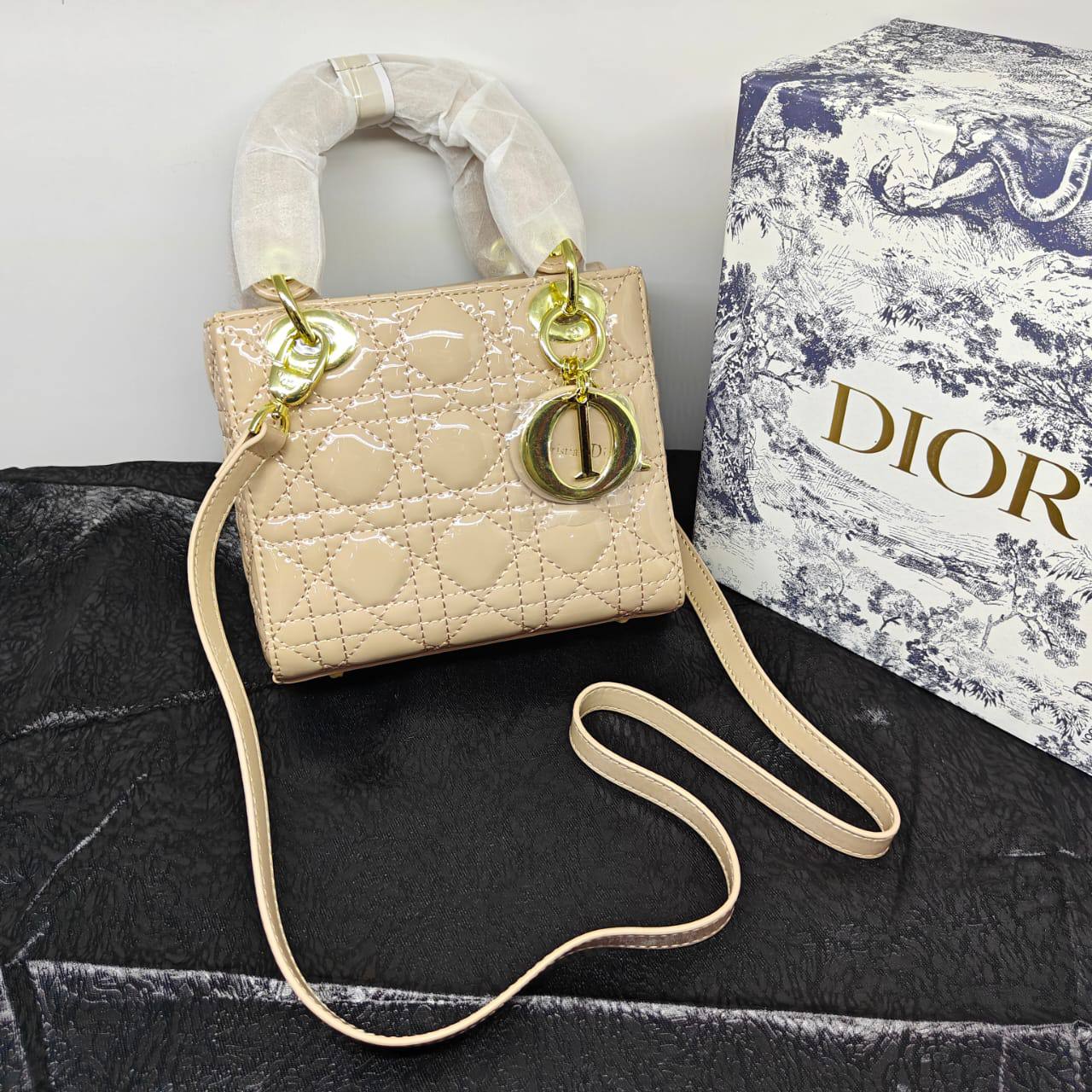 Dior
105 dhs🪙🖤 

with box 
🎁🎁🎁

Zain235
♥️♥️♥️