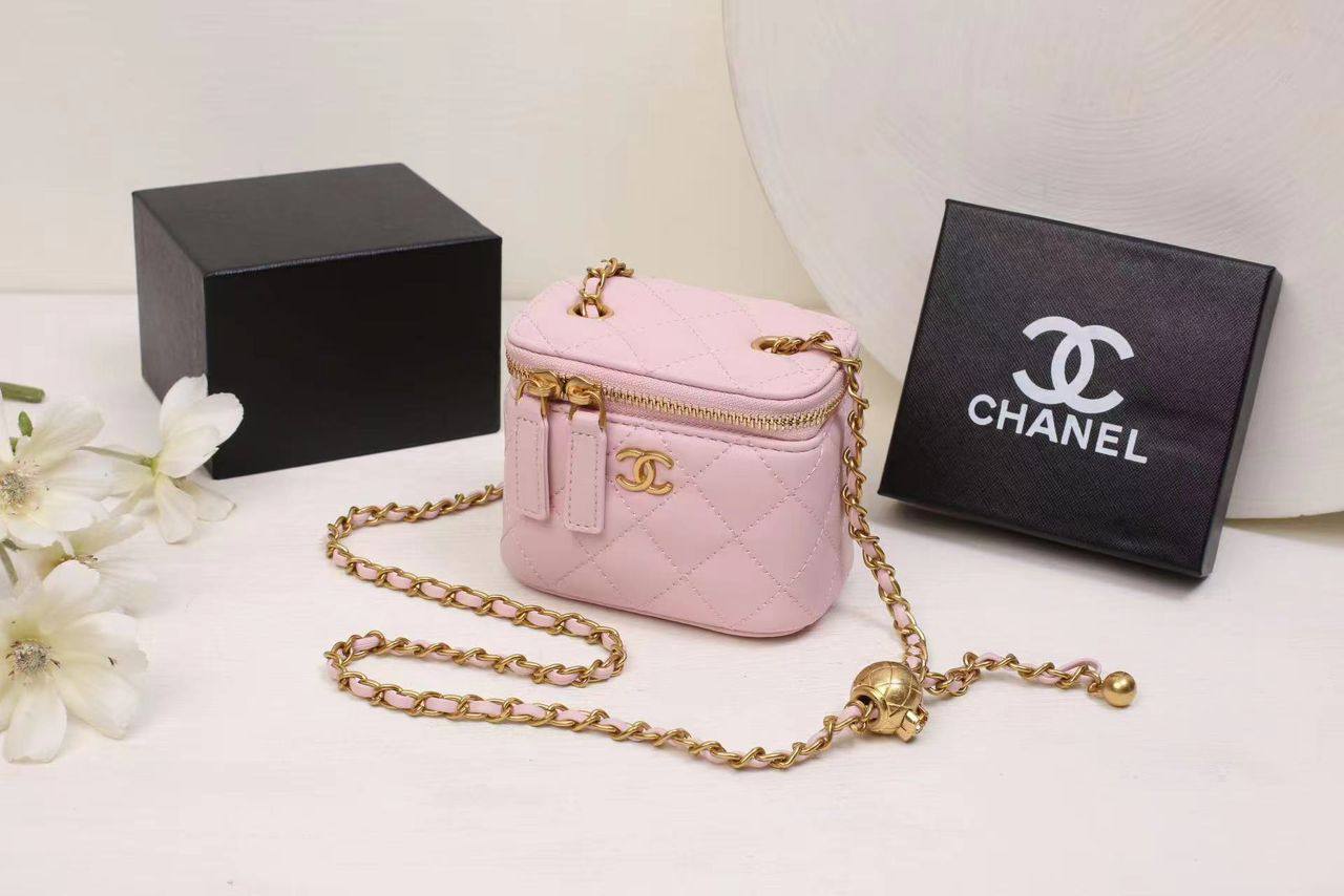 Chanel 
90 dhs✅
with box
🎁🎁🎁

size 12×8×10cm

Zain42
♥️♥️♥️