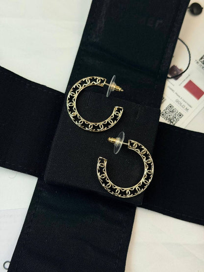CHANEL* 🤍
↗️ *Super Master Quality ®️*
* *New Collection*
* ⁠EARINGS
*95 dhs❤️* with *Orignal* Packing 🎁
*85 dhs❤️* with *Normal* Box & Bag

Zain209
♥️♥️♥️