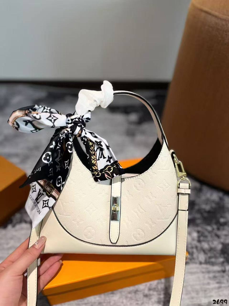 LV  
125 dhs🇦🇪
Size 25cm

Zain161
♥️♥️♥️