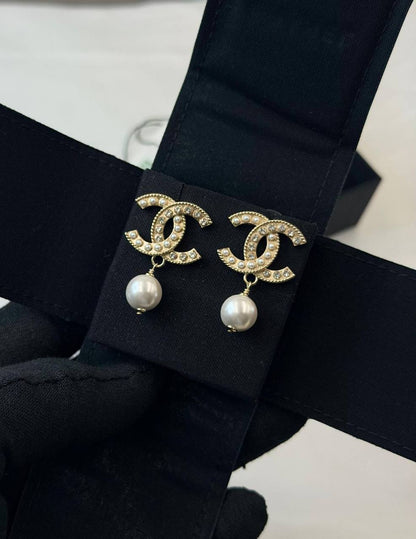 CHANEL* 🤍
↗️ *Super Master Quality ®️*
* *New Collection*
* ⁠EARINGS
*95 dhs❤️* with *Orignal* Packing 🎁
*85 dhs❤️* with *Normal* Box & Bag

Zain209
♥️♥️♥️