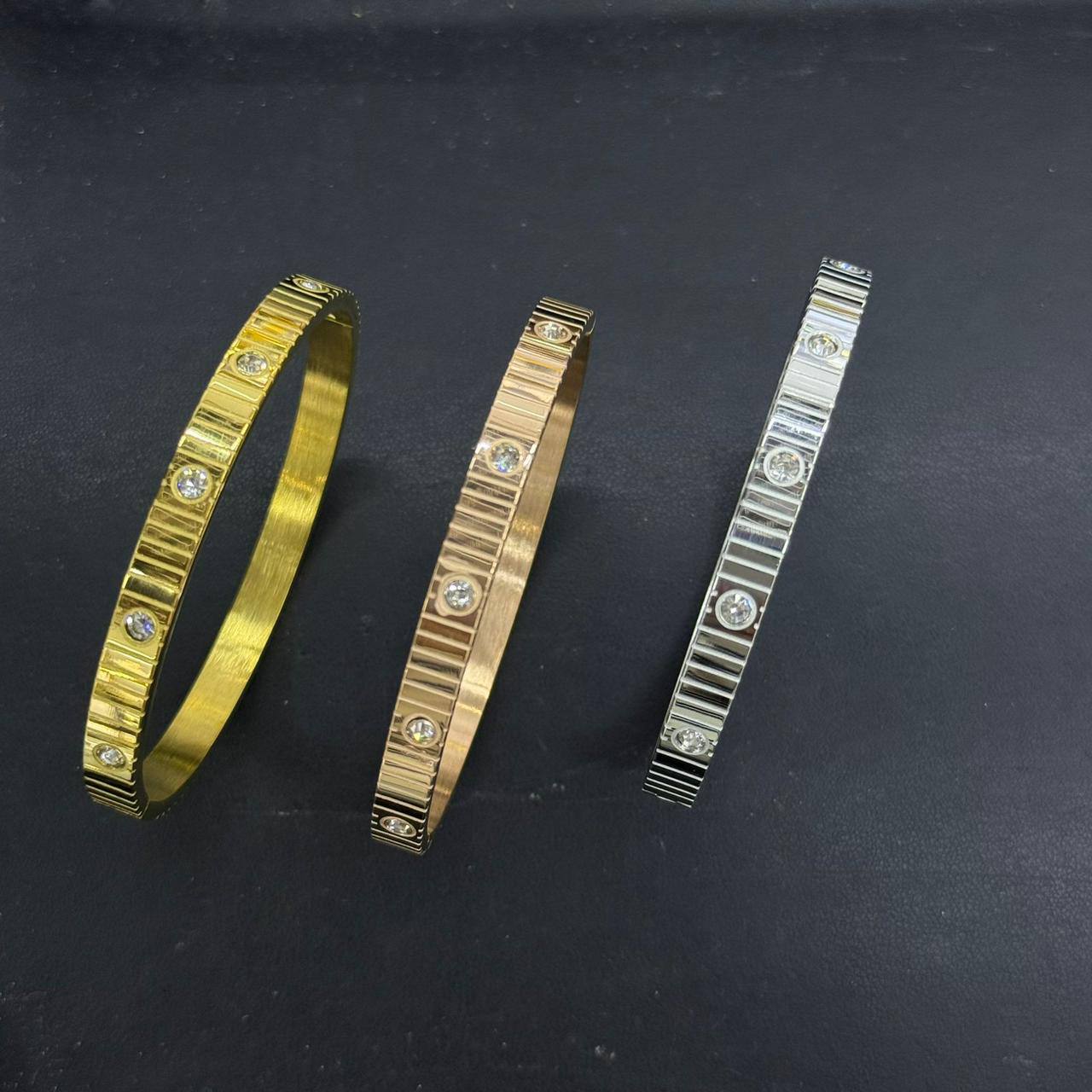 Cartier Bangle* 🤩
Stainless non tarnished 

20 dhs🪙🌨️ simple box 
30 dhs🪙🌨️ name box and bag

Zain48
♥️♥️♥️