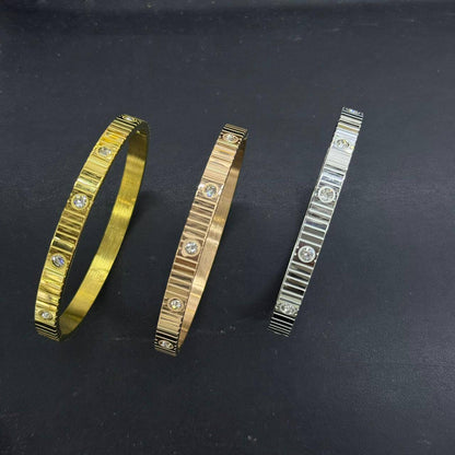 Cartier Bangle* 🤩
Stainless non tarnished 

20 dhs🪙🌨️ simple box 
30 dhs🪙🌨️ name box and bag

Zain48
♥️♥️♥️